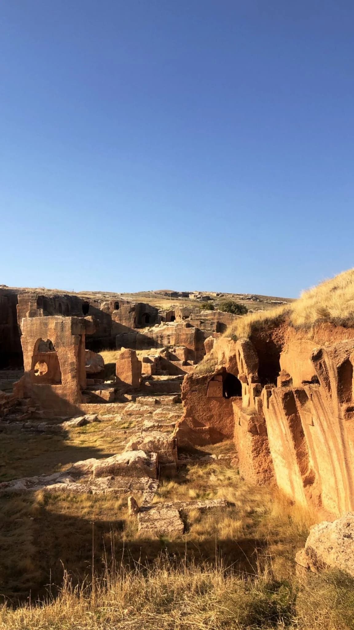 Dara Antik Kenti'nde taş yapılar ve arkeolojik kalıntılar
