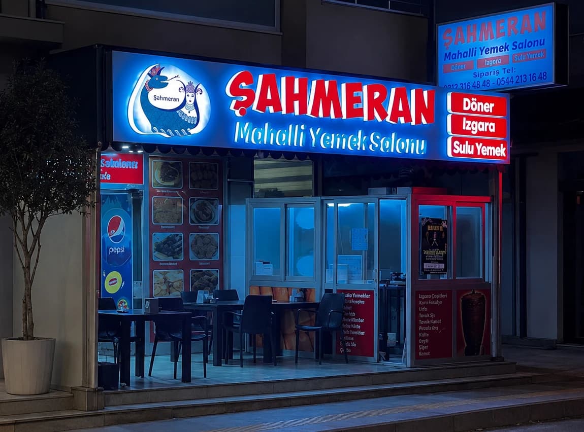 Şahmeran Mahalli Yemekler — işletme cephesi ve tabela (gece)
