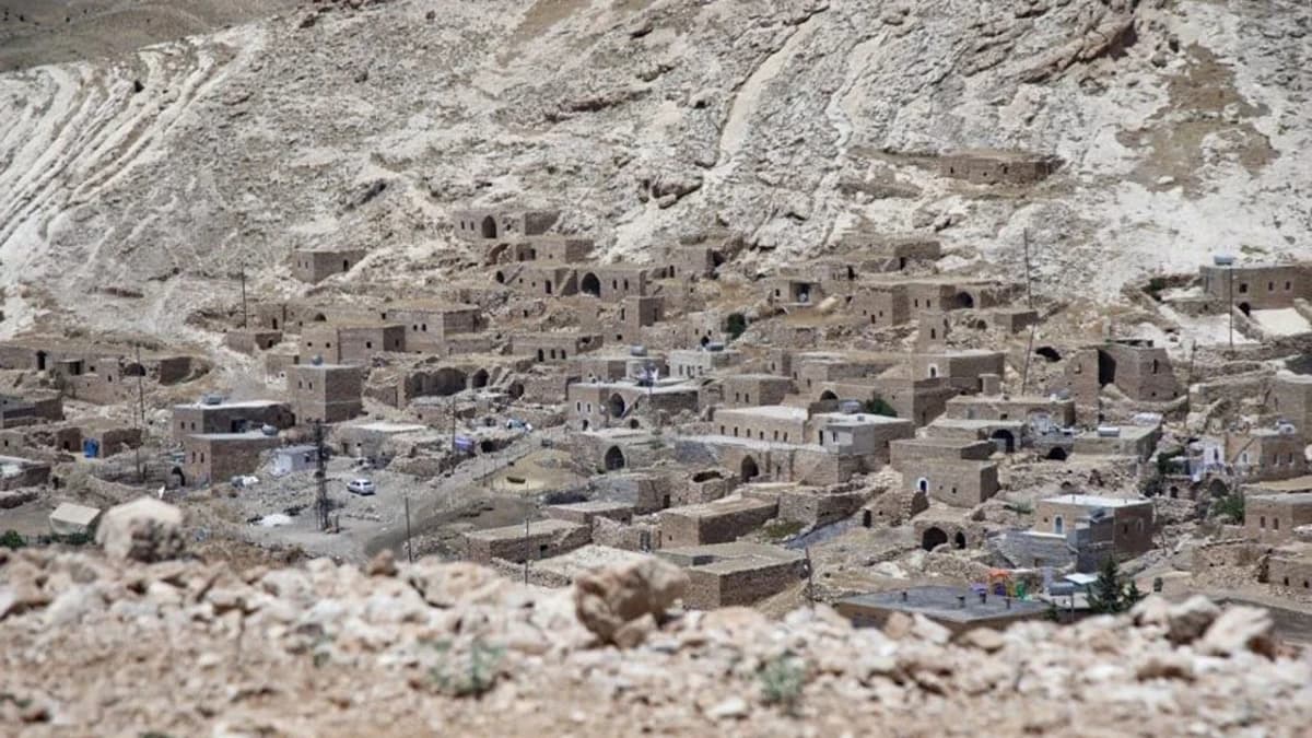 Yamaca yaslanmış Alımlı. Evlerin çoğu bugün sessiz.